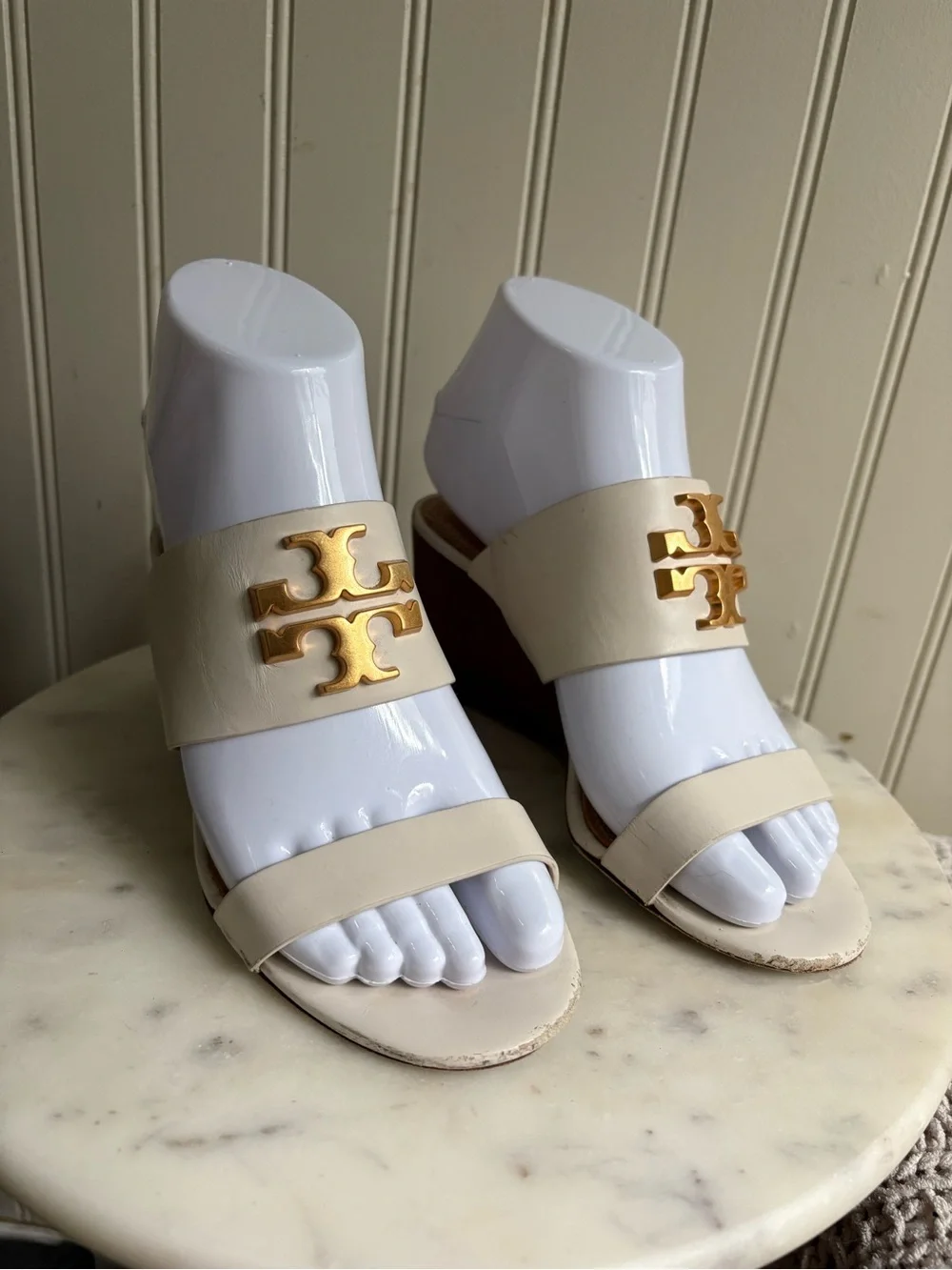 Tory Burch Everly Leather Wedges Heels Women’s 5 White & Gold Formal Wedding EUC